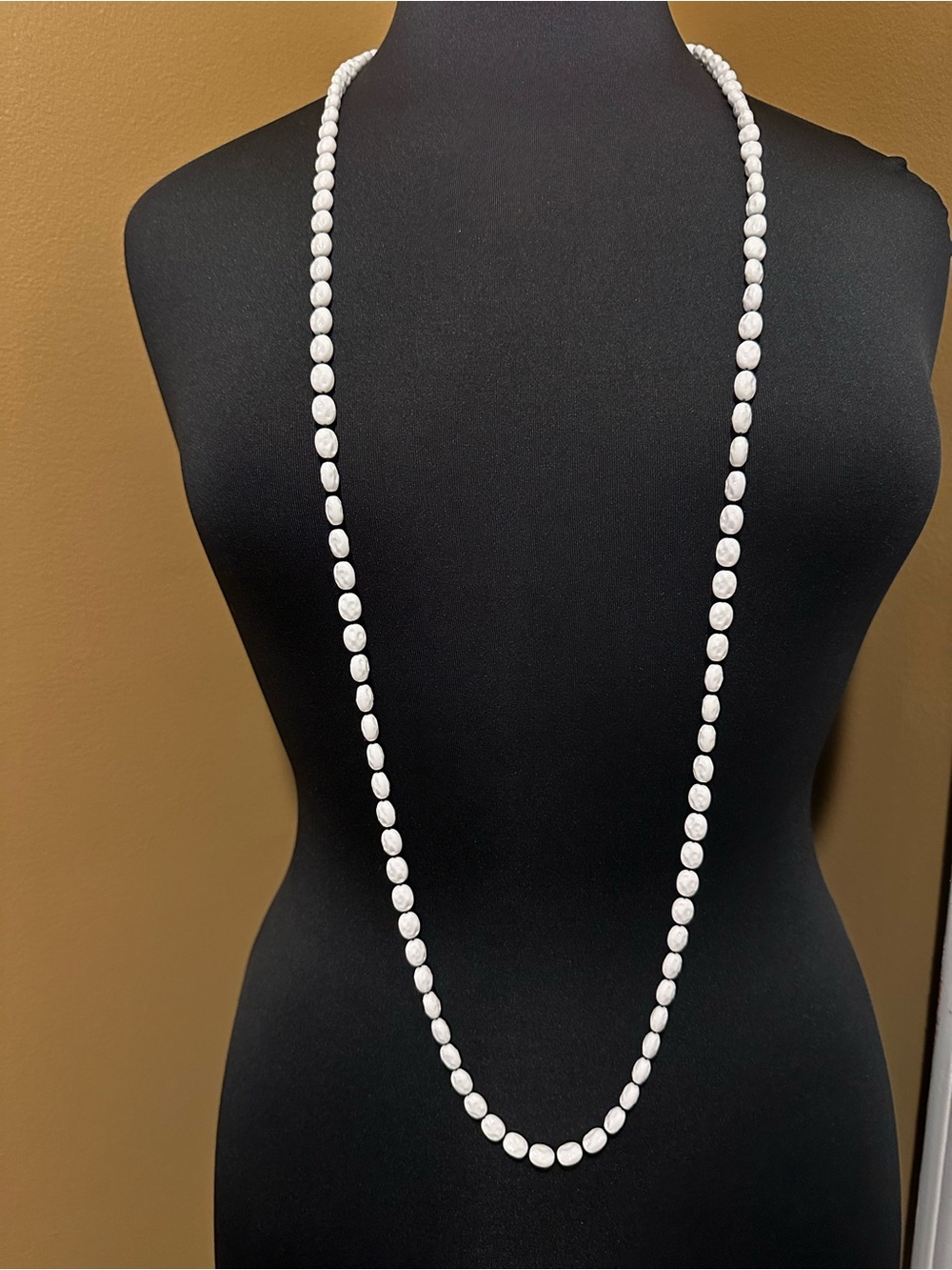 Vintage Sarah Coventry “New Summer Majic”white molded bead necklace